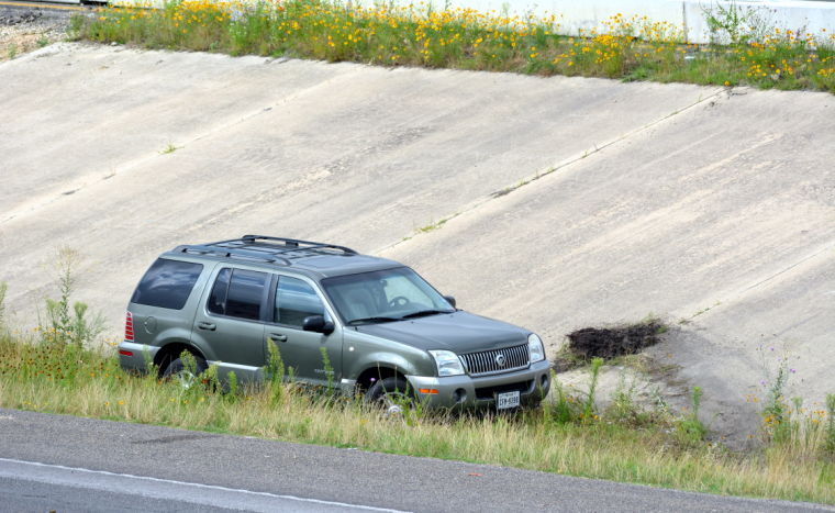 Single-vehicle accident stalls traffic on U.S. 190